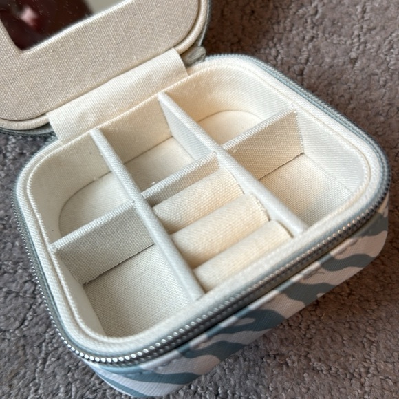 Milly Traveling Jewelry Case Blue White Leapard Print Zip 4 X 4 Inches Mirror - Picture 4 of 5